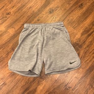 Mens L Nike shorts